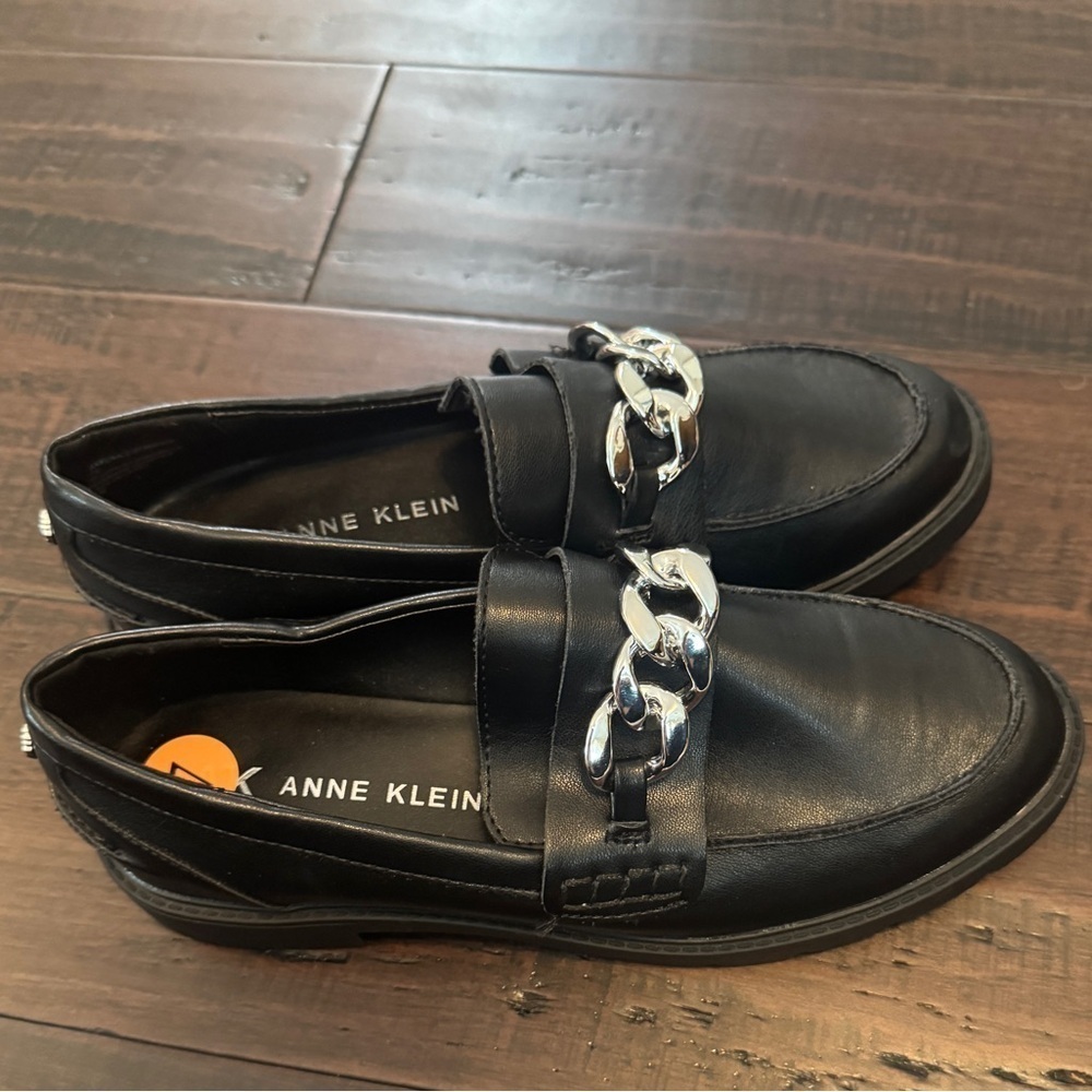 NWOT Anne Klein black preppy classic penny loafers with chain detail size 7 - Picture 7 of 9